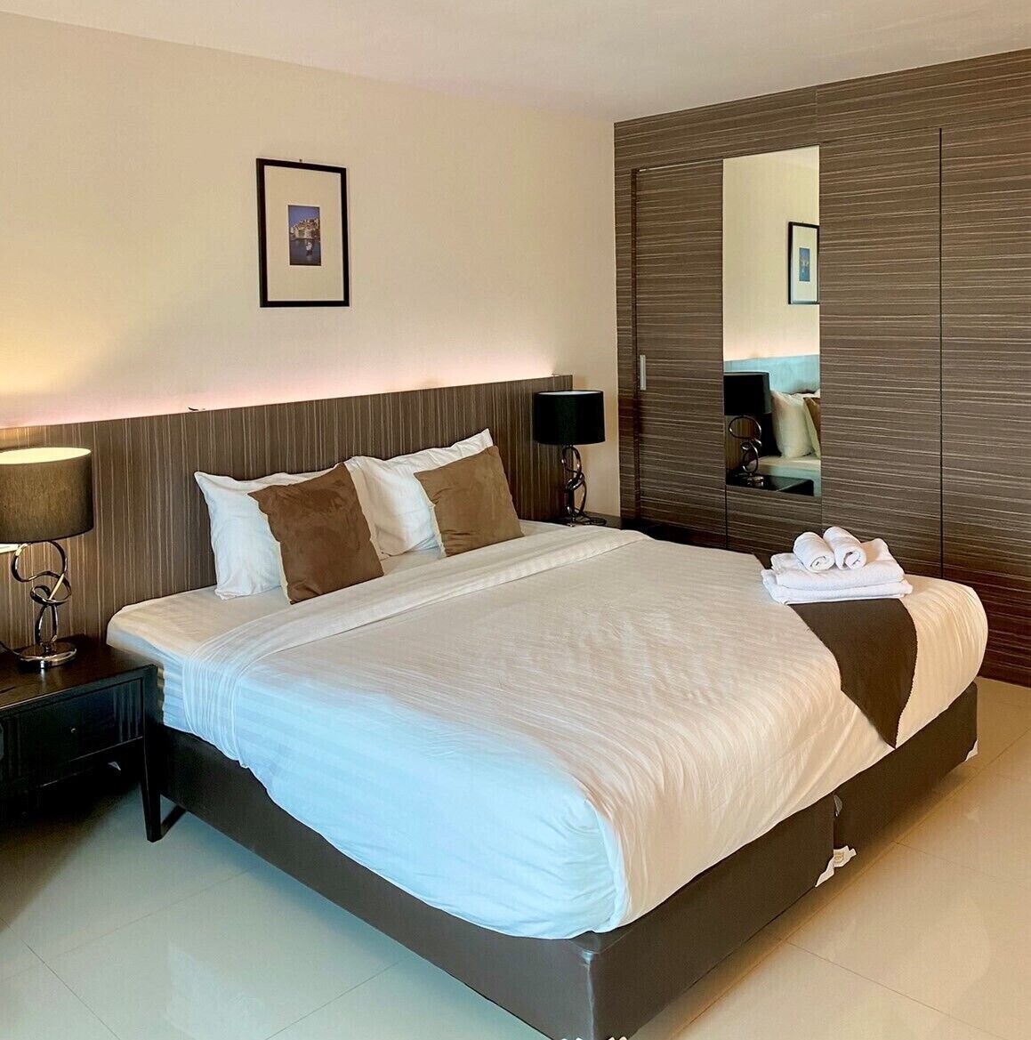 STANDARD, QUEEN BED