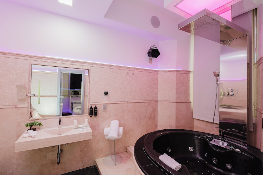 Junior Suite, Round Bed, Queen Bed, Hot Tub، Hotel Trecento 7/8