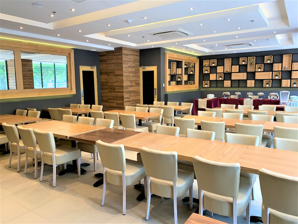 New Dawn Hotel Plus 74/79