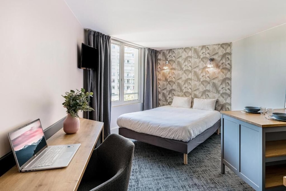 Comfort, Studio, Queen Bed, Garden View