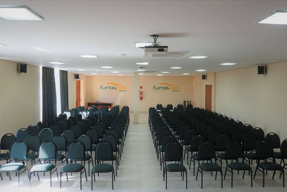 Ramada by Wyndham Furnaspark 34/48