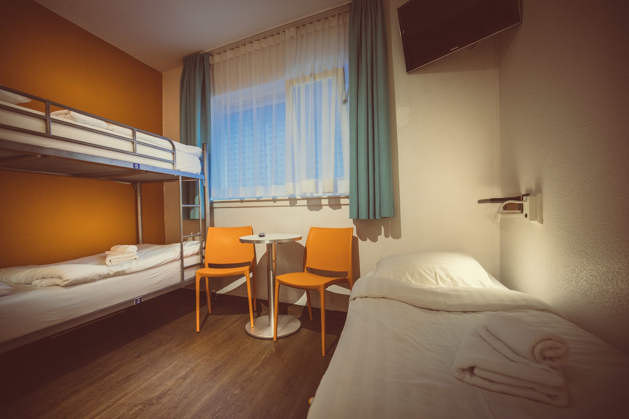 سكن مشترك مختلط بحمام مشترك، Tourist Inn 2/3