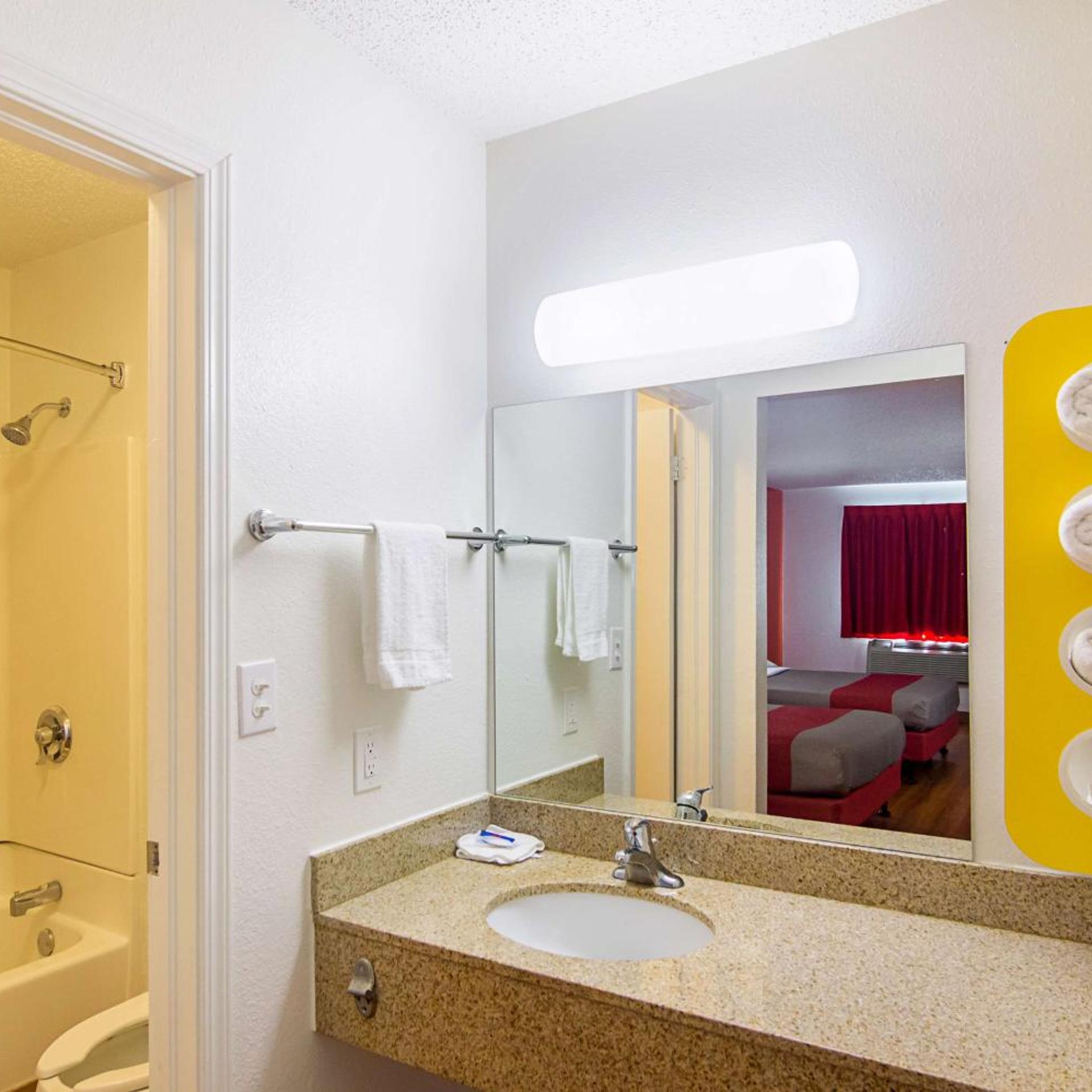 غرفة بسريرين كوين لذوي الإعاقة، Motel6 Lawton, OK 8/9
