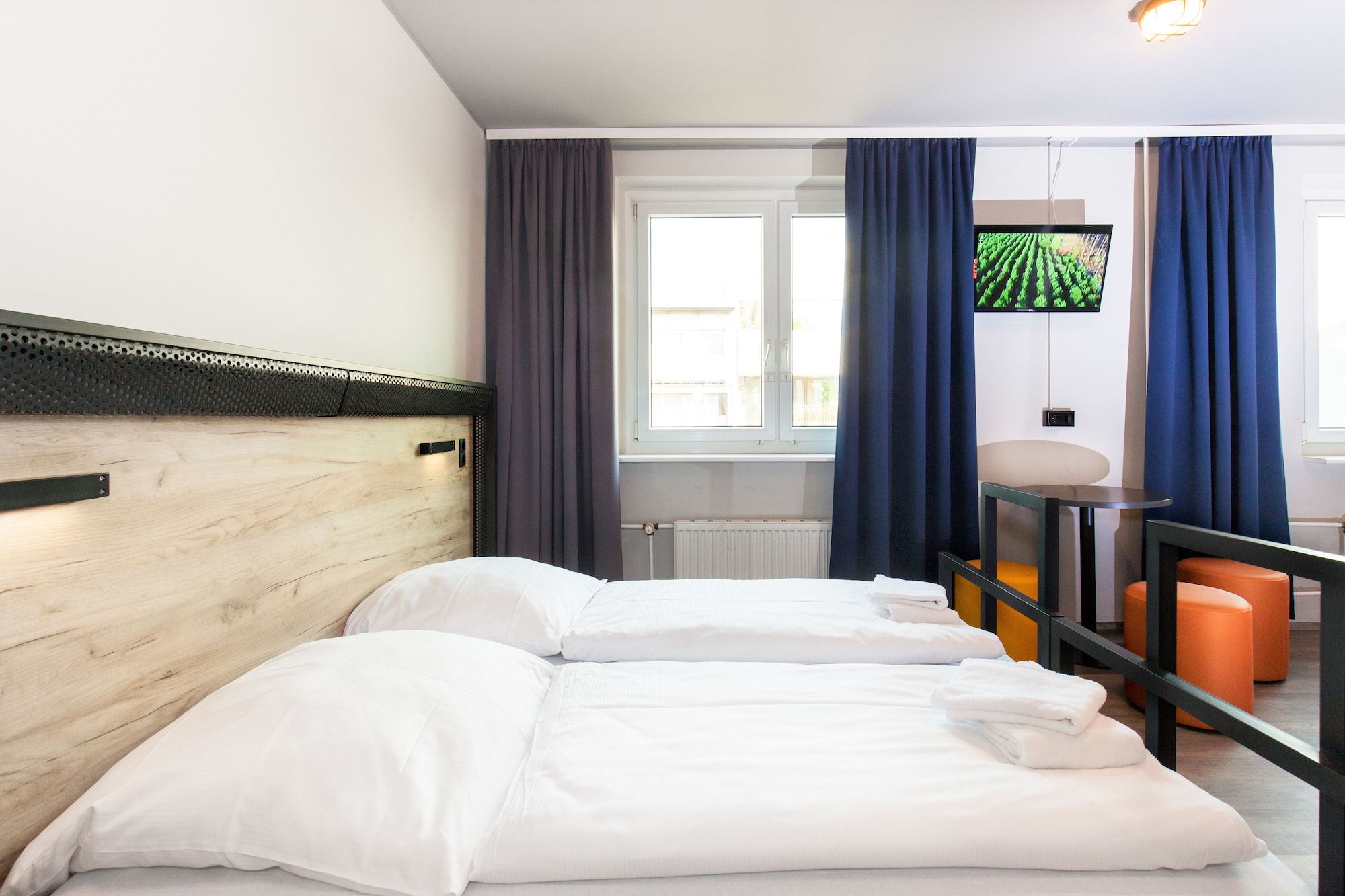 ROOM, SINGLE