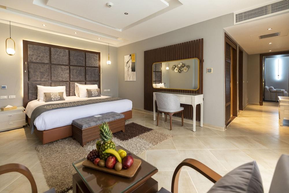 Pool, Suite, King Bed, Sea View