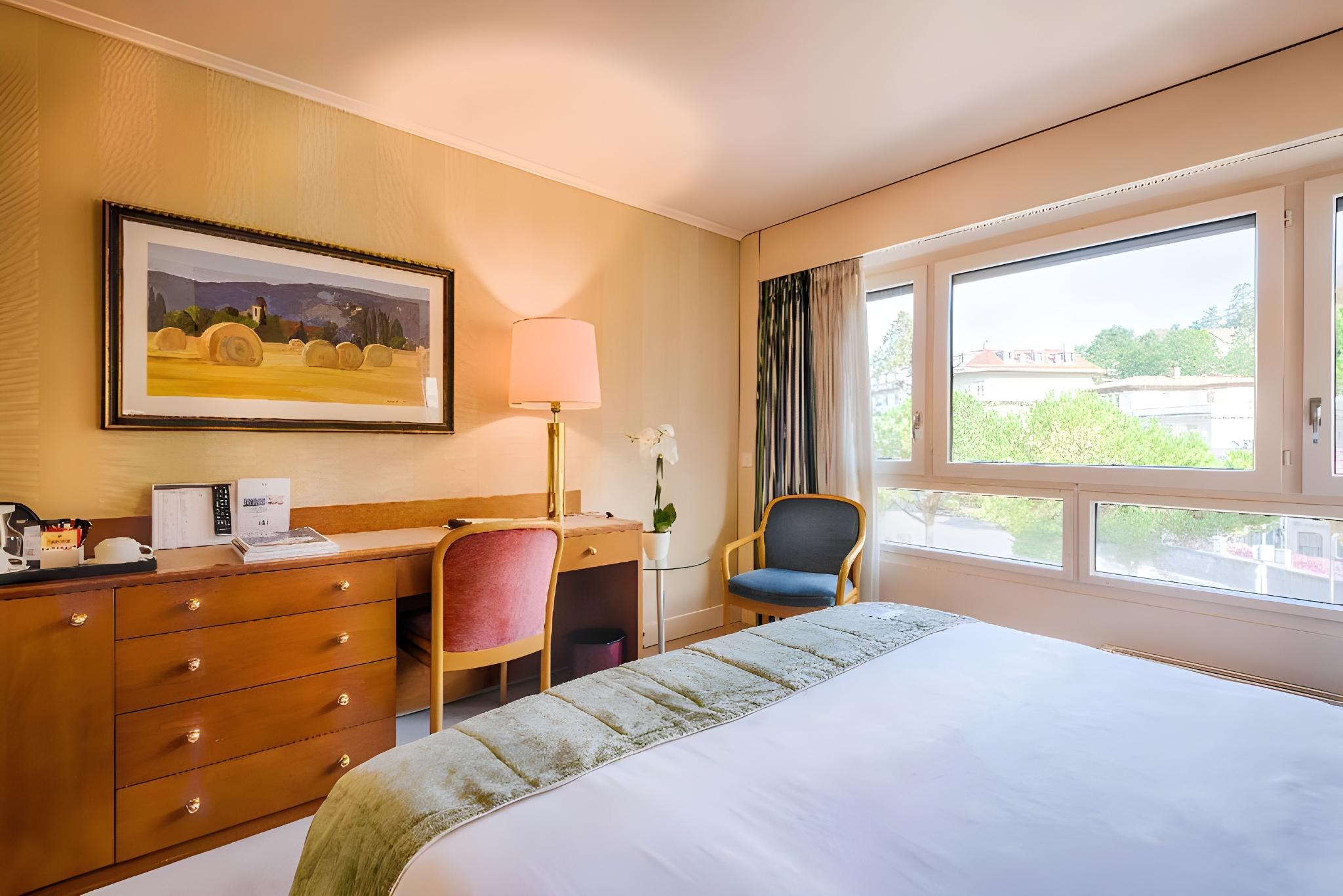 Standard, Queen and Twin Beds, City Side