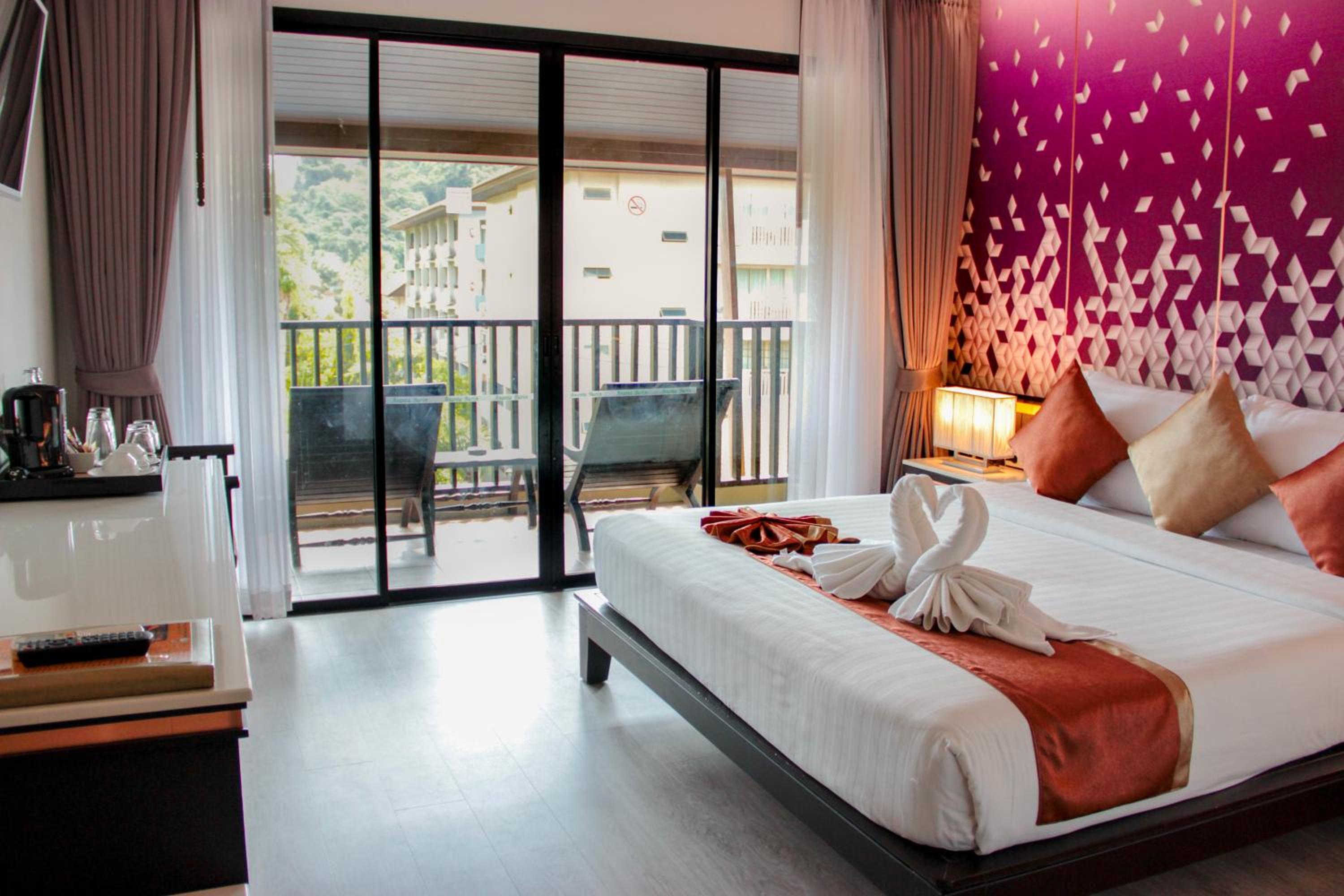DELUXE, DOUBLE OR TWIN BED, POOL VIEW