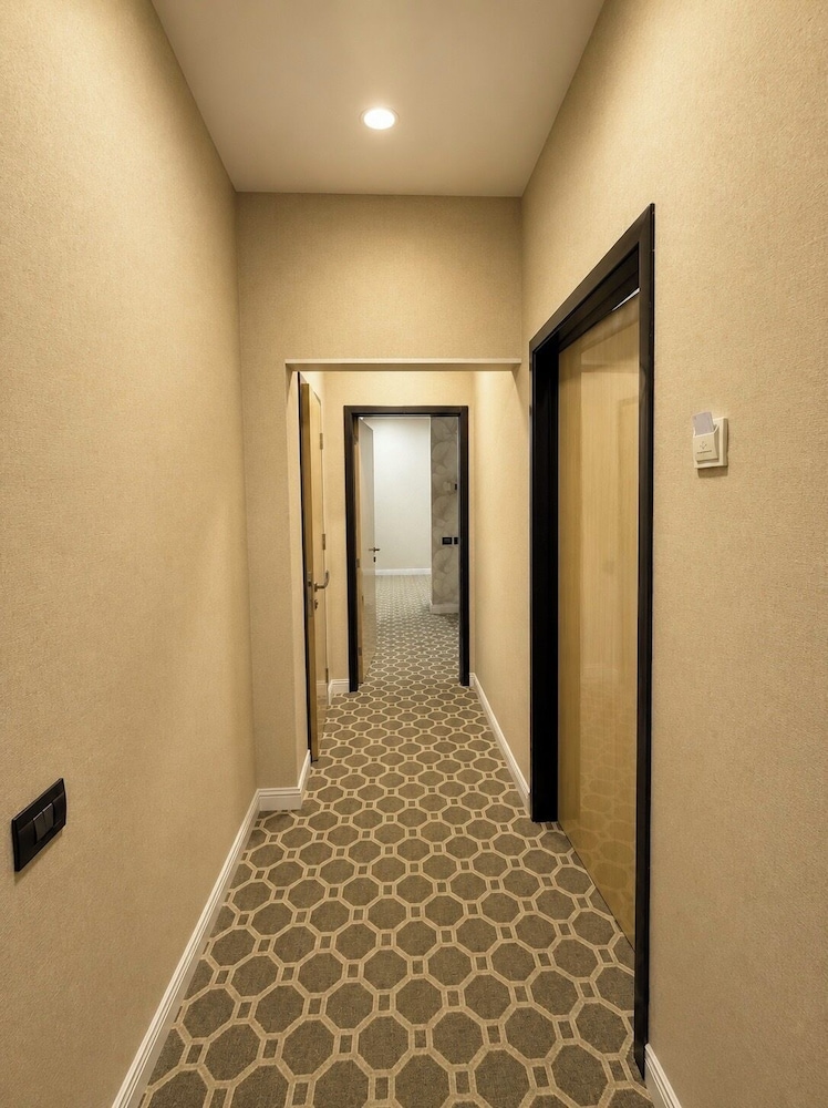 West Shine Hotel 30/48