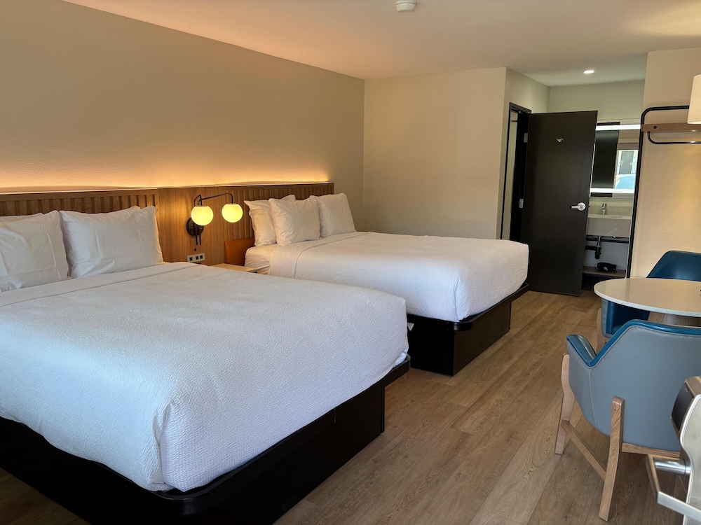 STANDARD, 2 QUEEN BEDS