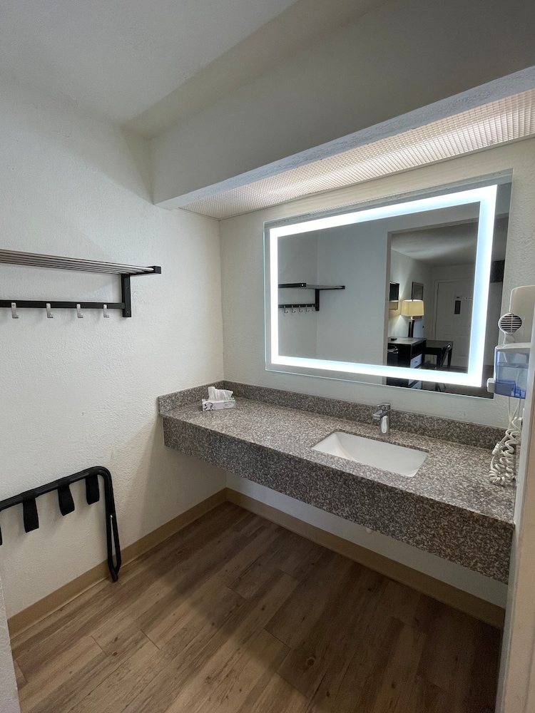 Tricove Inn and Suites 12/36