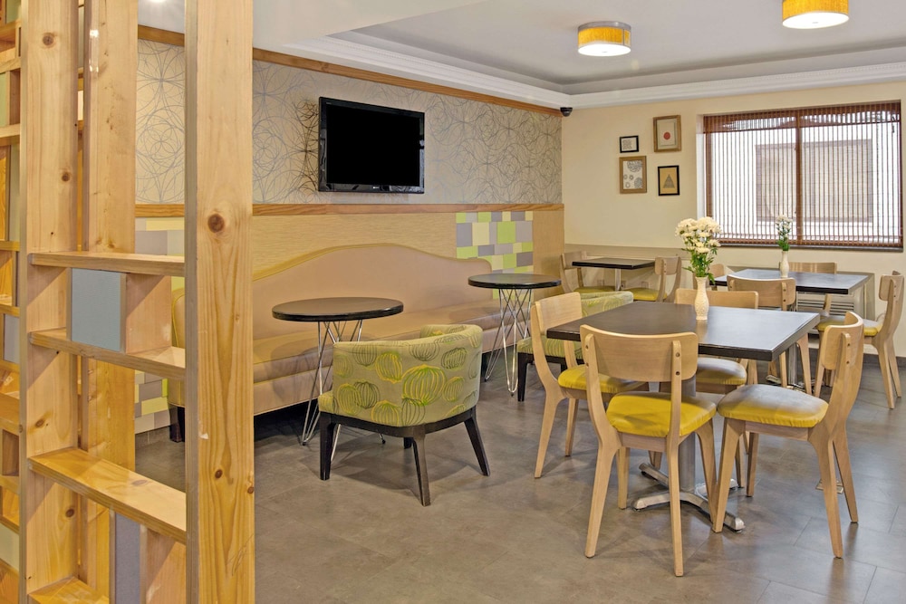 Ramada By Wyndham Staten Island 26/38