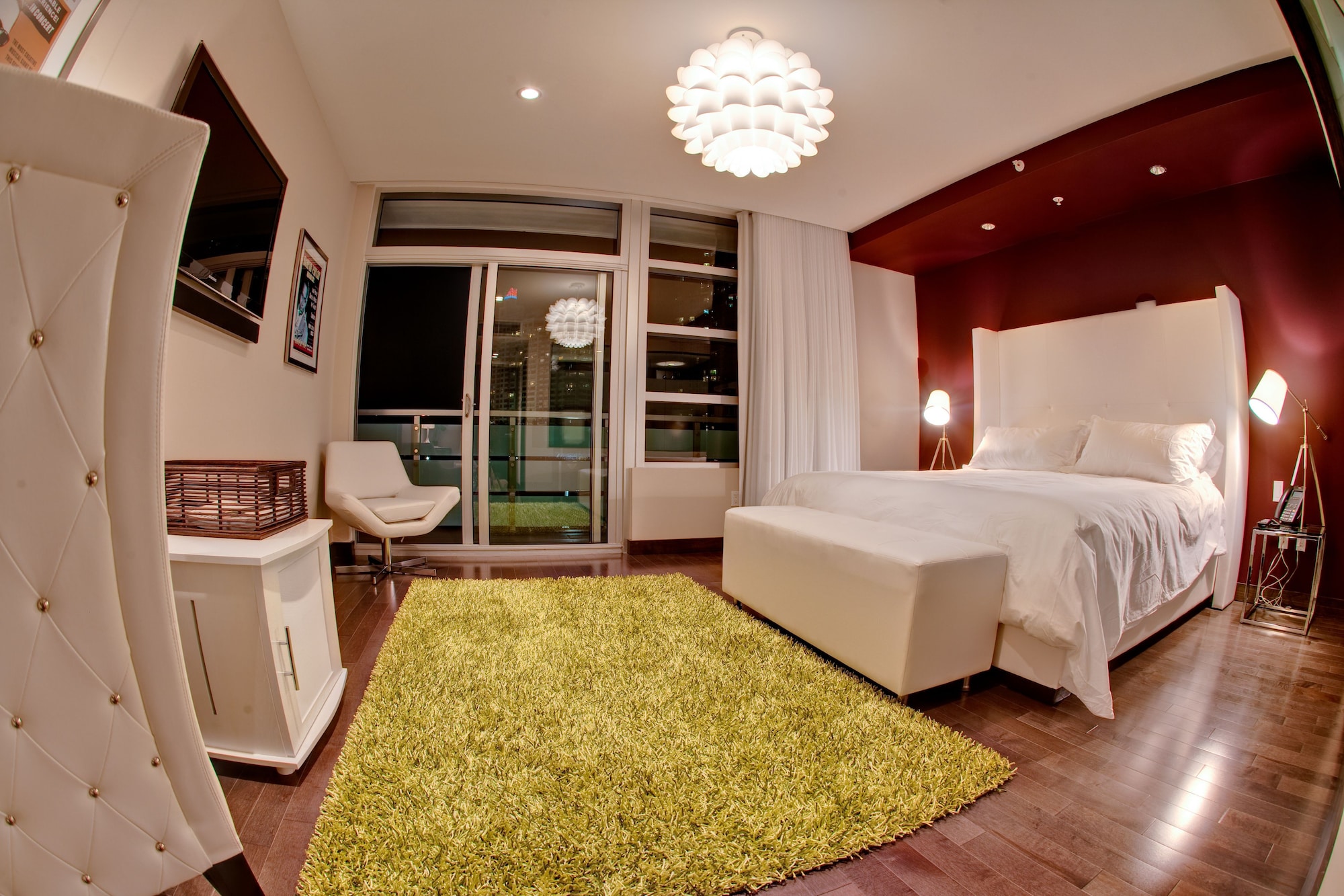 ROOM, KING BED, BALCONY