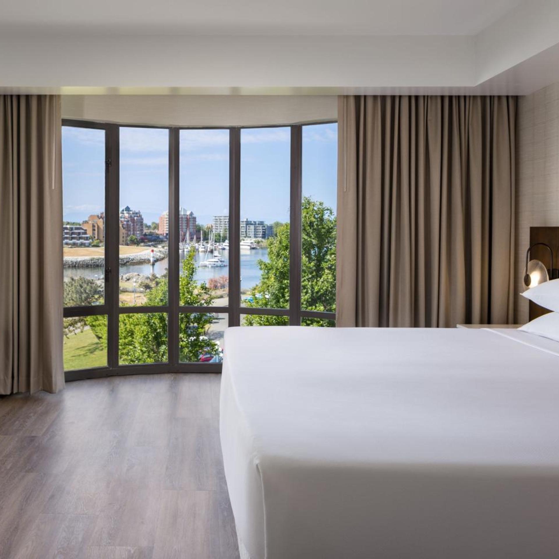 1 Bedroom, Suite, King Bed, Water View, Sofa