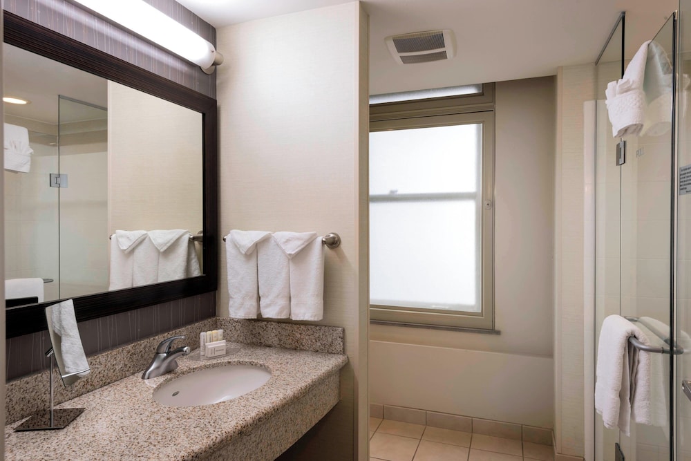 غرفة بسرير كينج لذوي الإعاقة، Courtyard By Marriott Tulsa Downtown 2/2