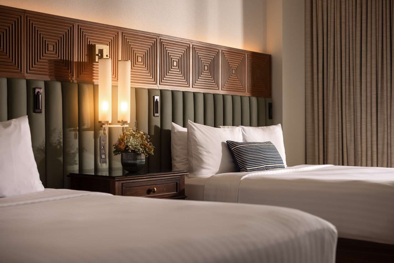 Deluxe, Queen Bed, Pool View