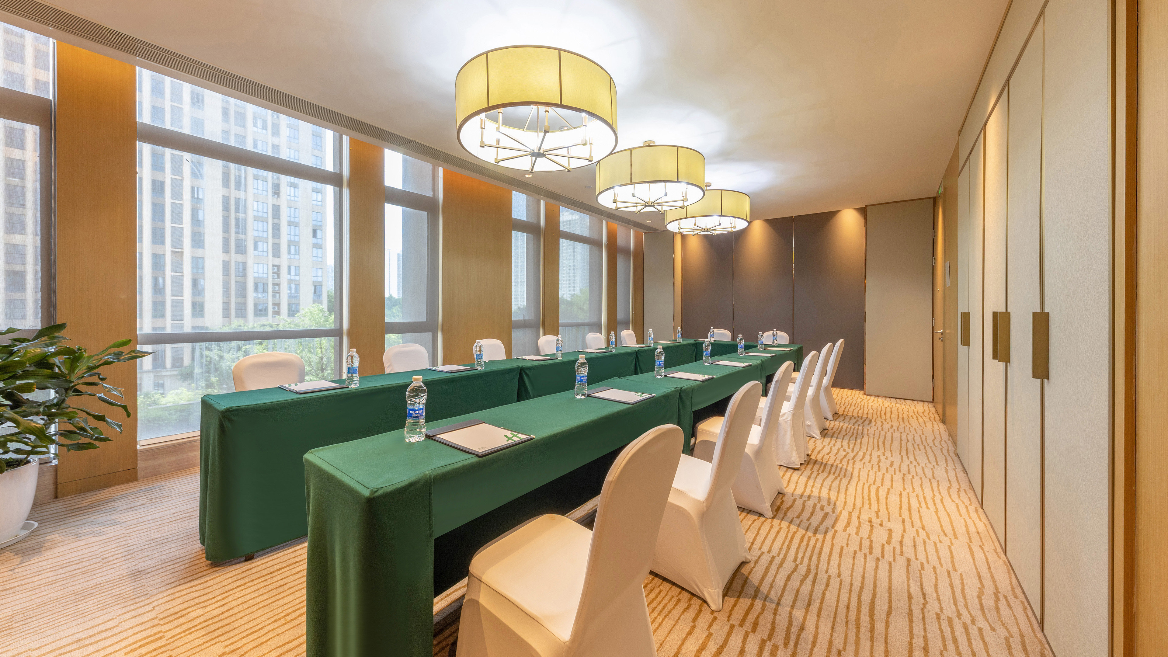 Holiday Inn Chongqing University Town 36/50