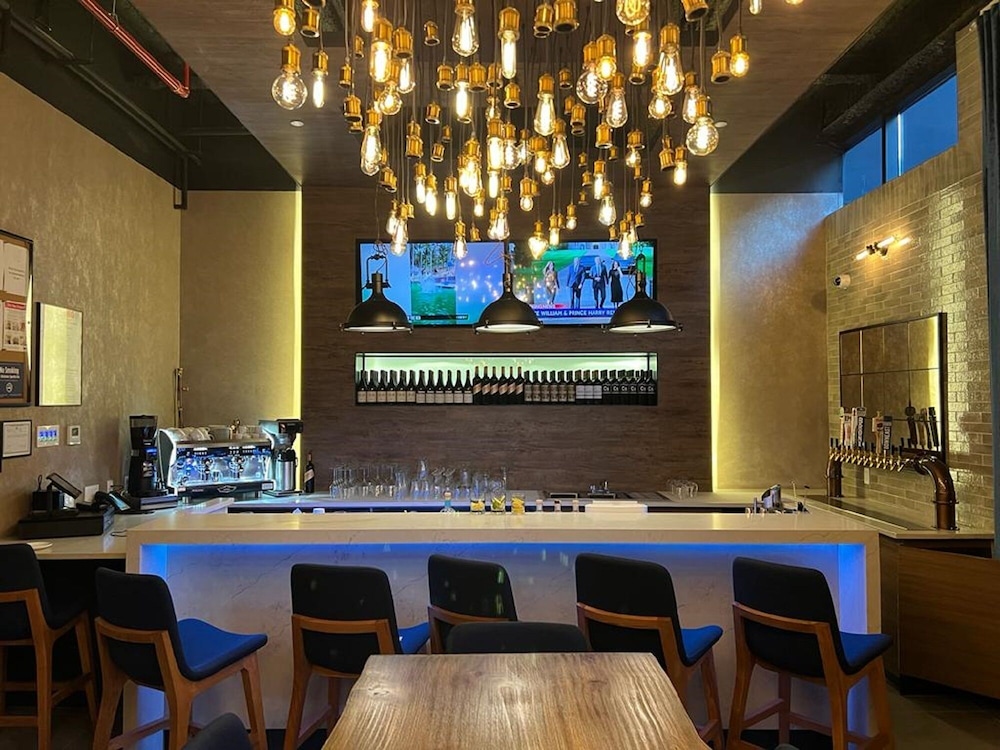 Hotel 42 38/48