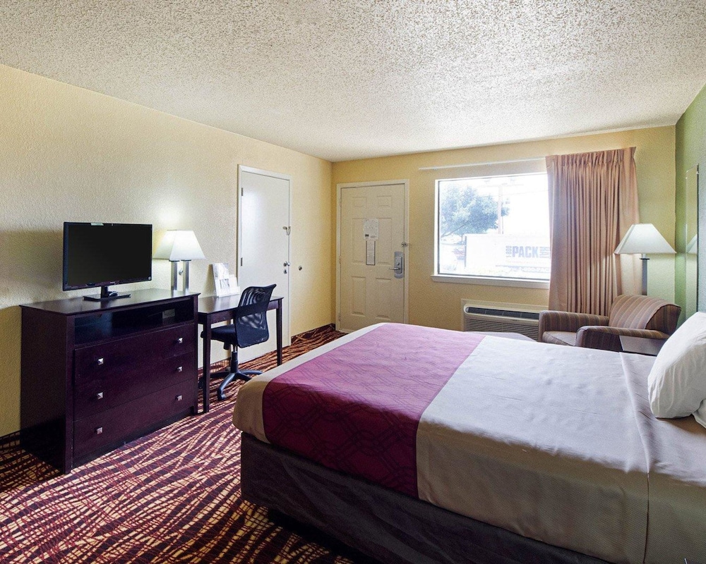 Econo Lodge Inn & Suites San Antonio near Frost Bank Center 12/25