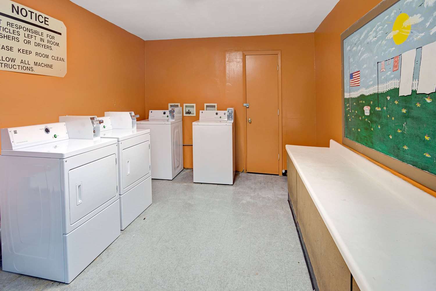 Days Inn and Suites by Wyndham Charleston Airport West 2/13