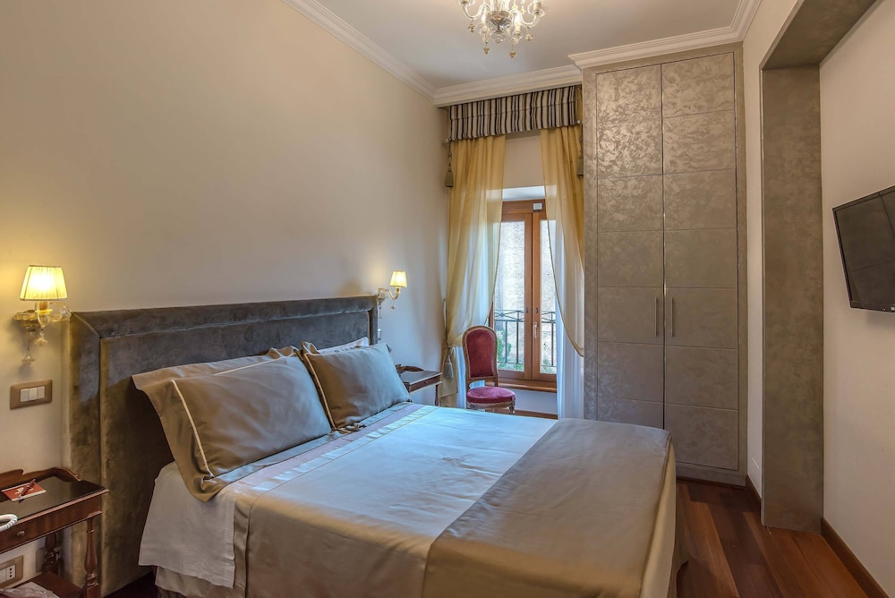 ROOM, SINGLE, DOUBLE BED