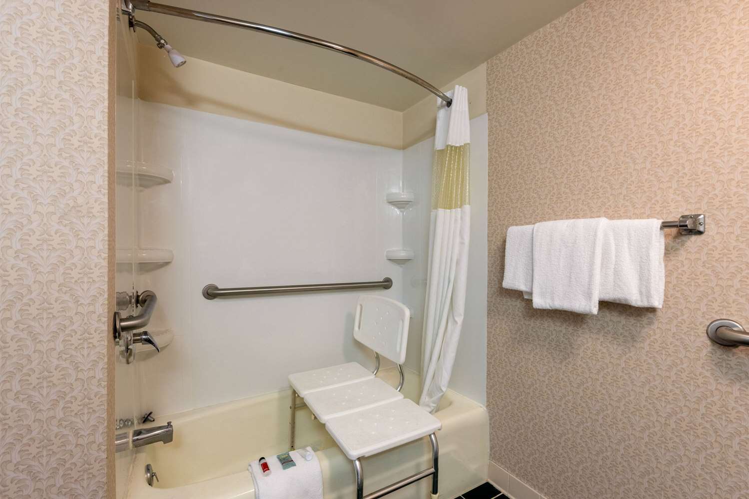 Howard Johnson by Wyndham Salem Hotel & Conference Center 29/30
