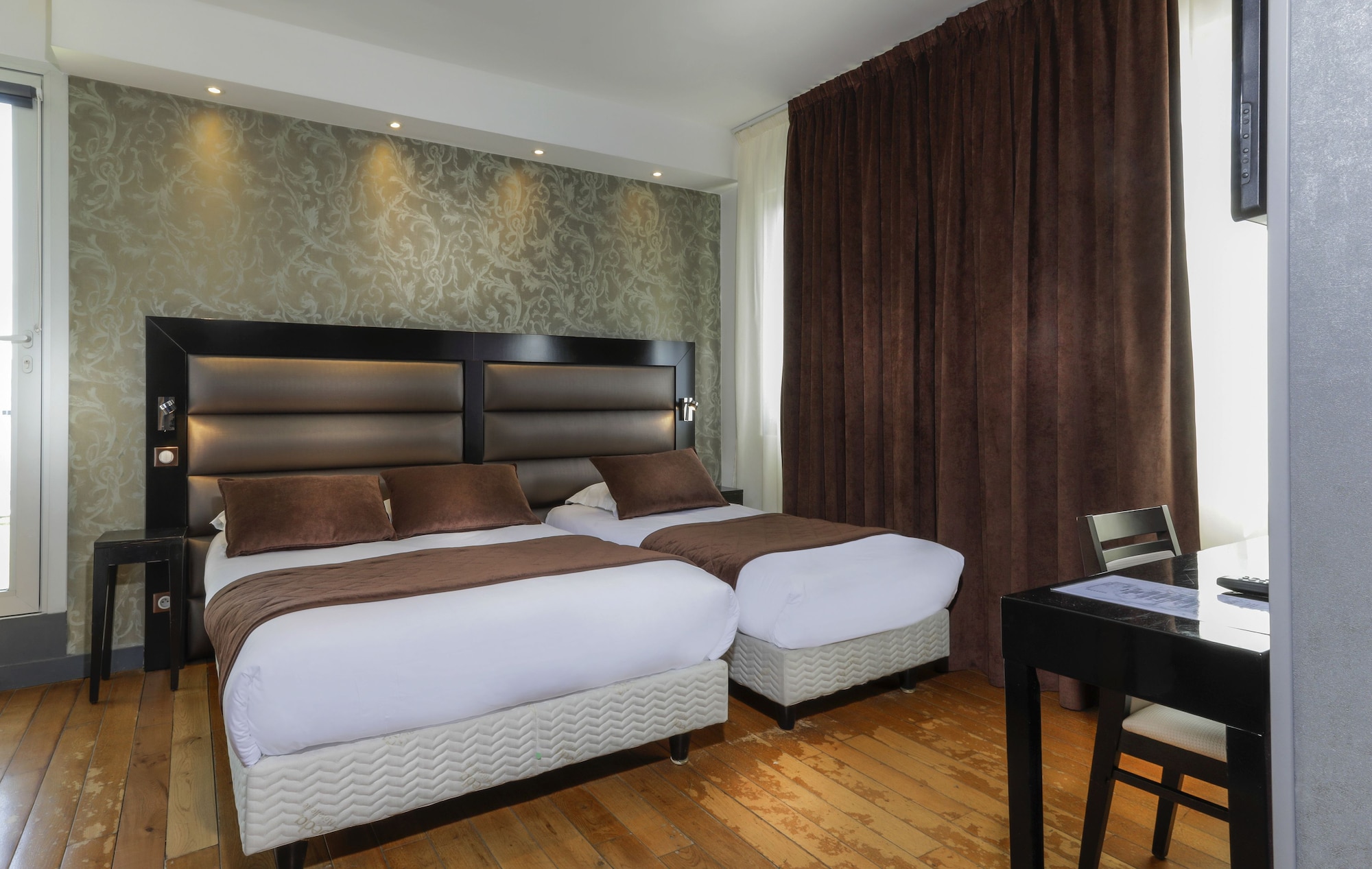 غرفة ثلاثية بسرير مزدوج وسرير فردي، AMBRE HOTEL 3/5