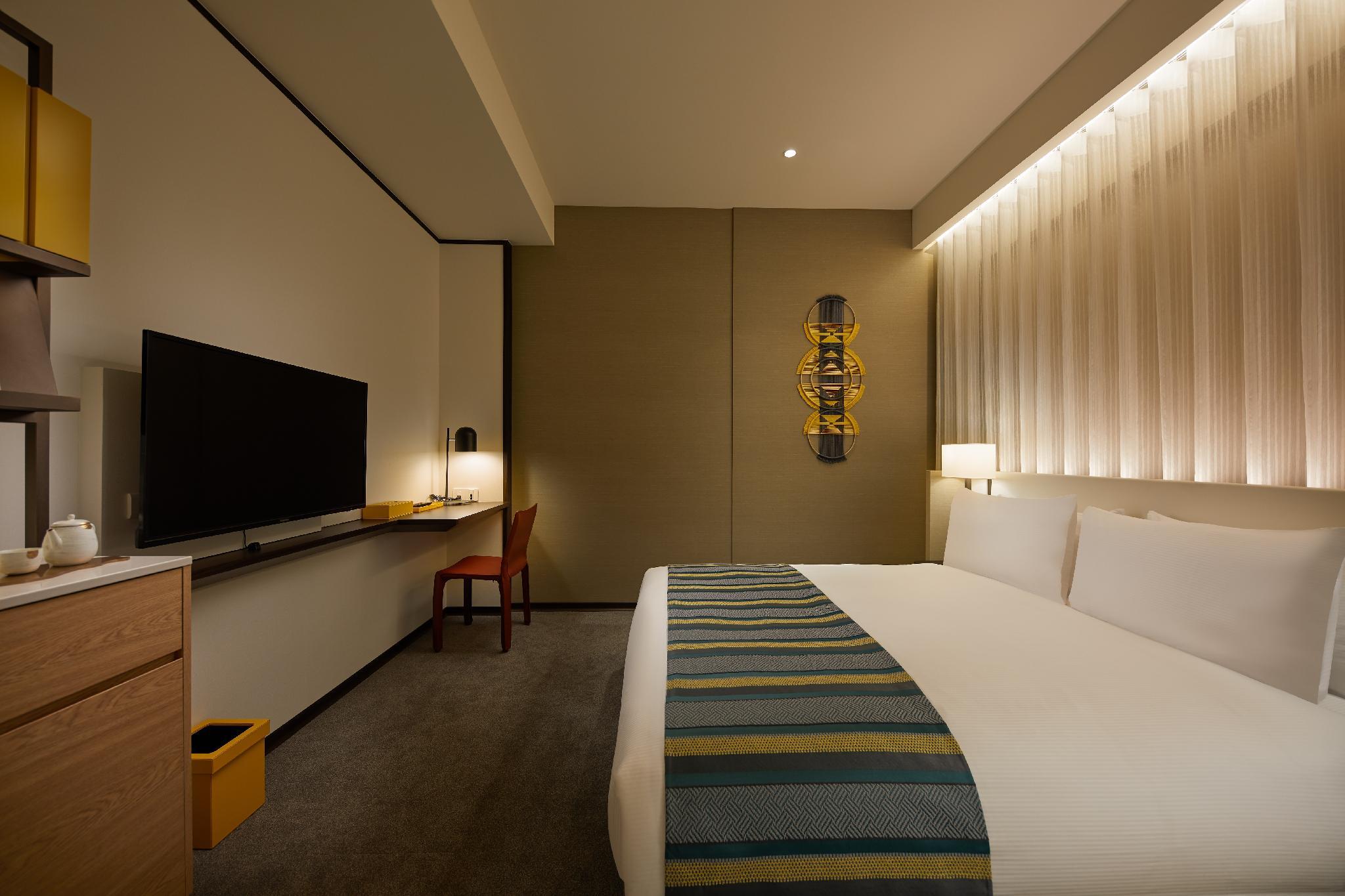 Moderate, Queen Bed