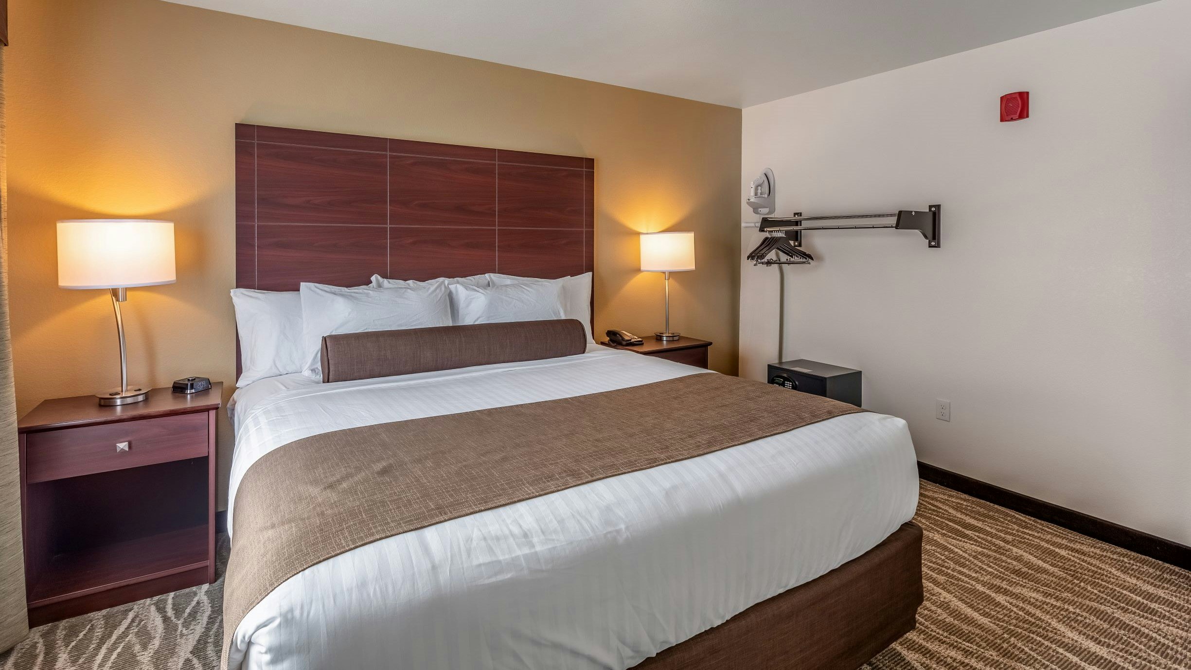 Cobblestone Hotel & Suites - Hartford 24/57