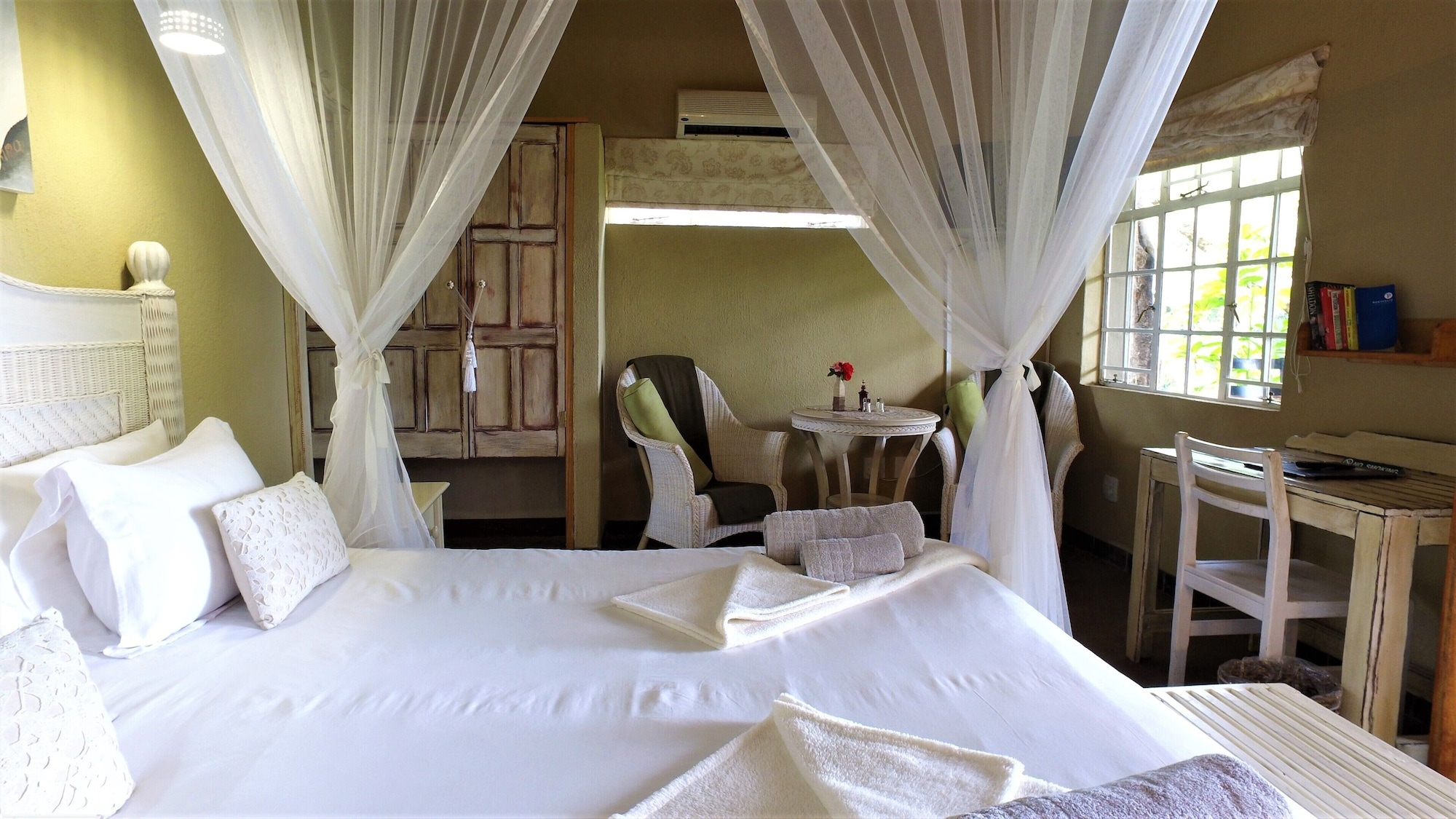 LUXURY, KING BED, MOUNTAIN VIEW, GROUND FLOOR