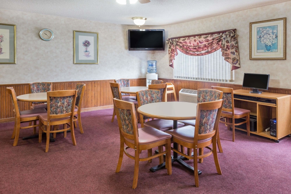 Days Inn & Suites by Wyndham Davenport East 31/39