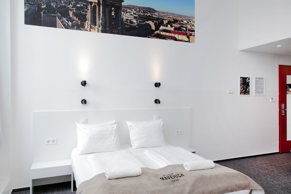 Maverick City Lodge Hostel 20/60
