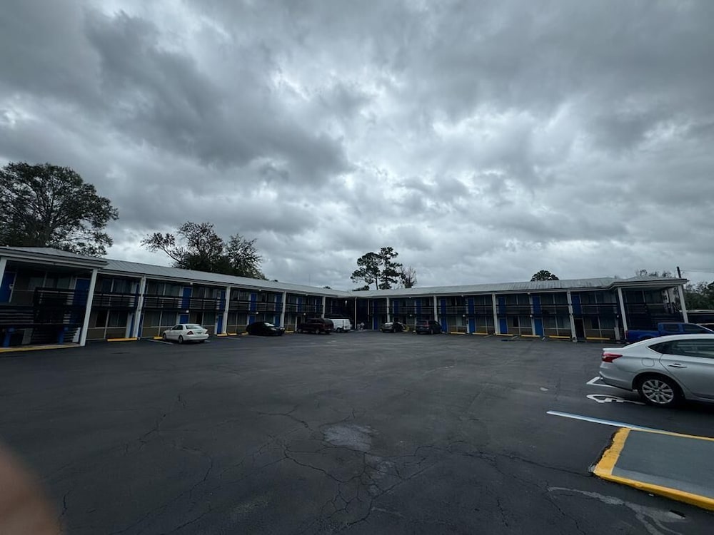 Gator Lodge 26/30