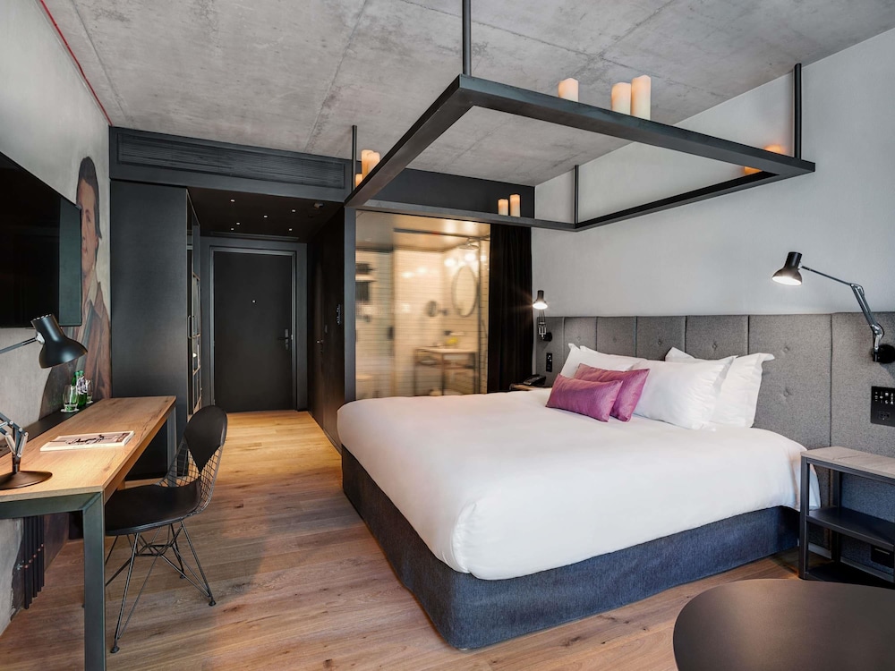 Classic, Queen Bed