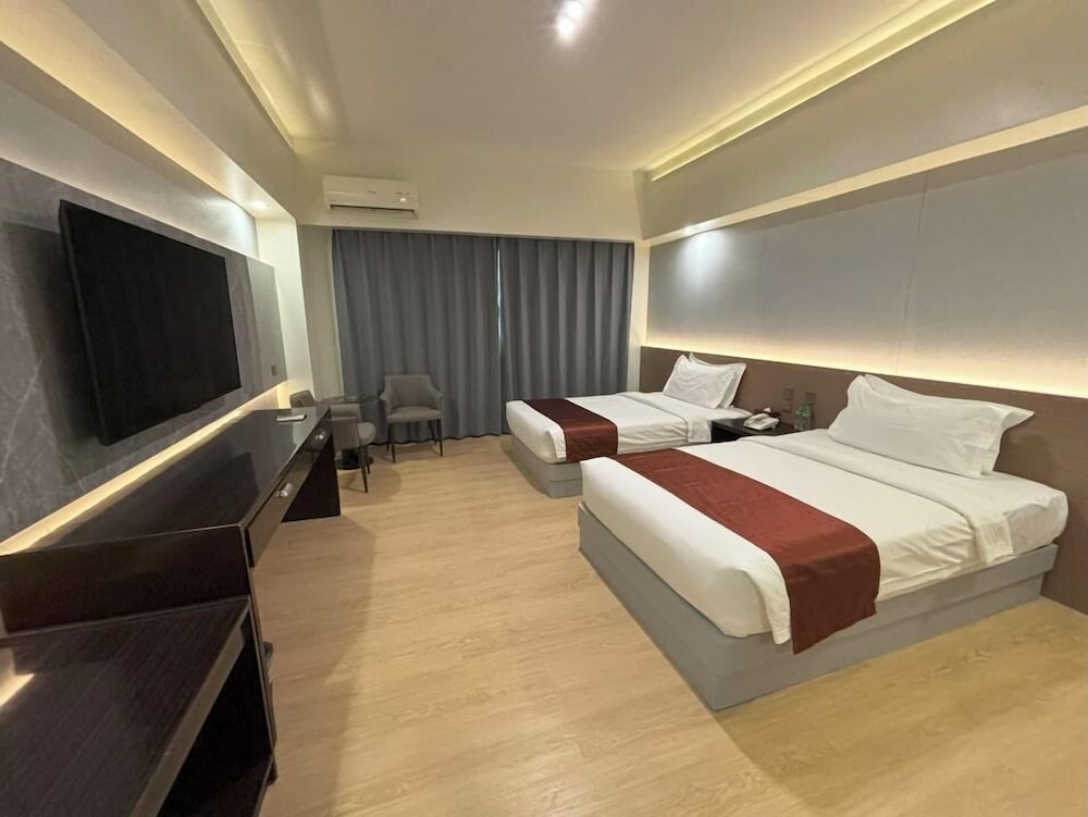 New Deluxe, Twin Beds