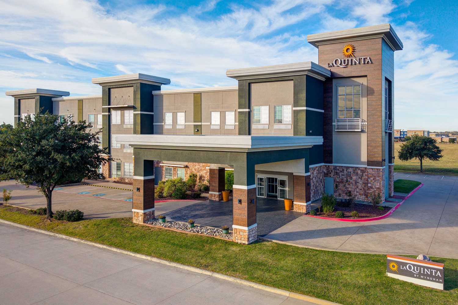 La Quinta Inn & Suites by Wyndham Ft. Worth - Forest Hill TX 44/49