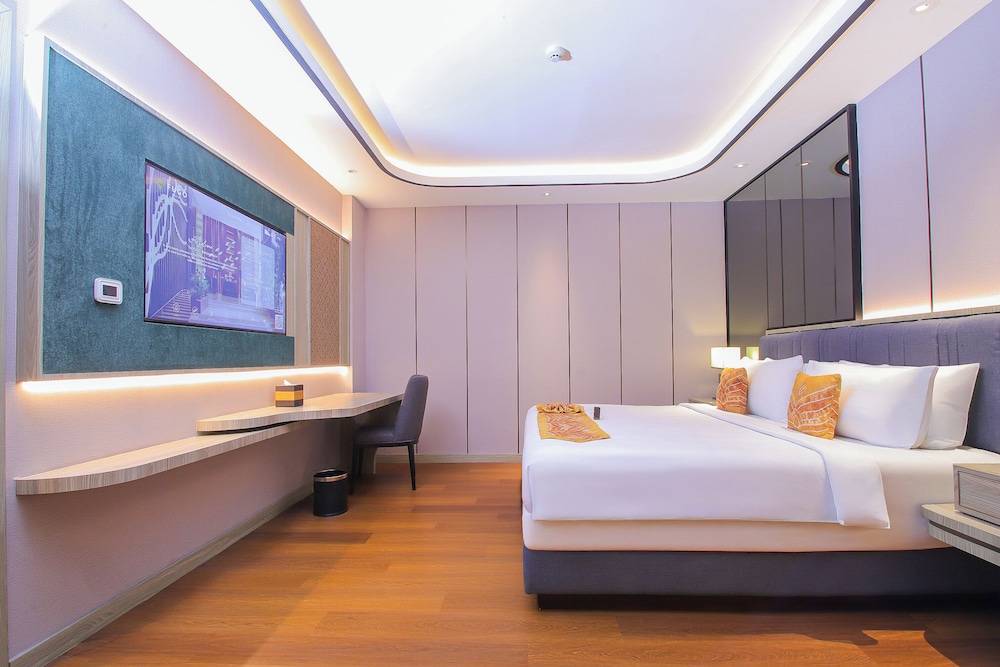 Pool, Suite, King Bed