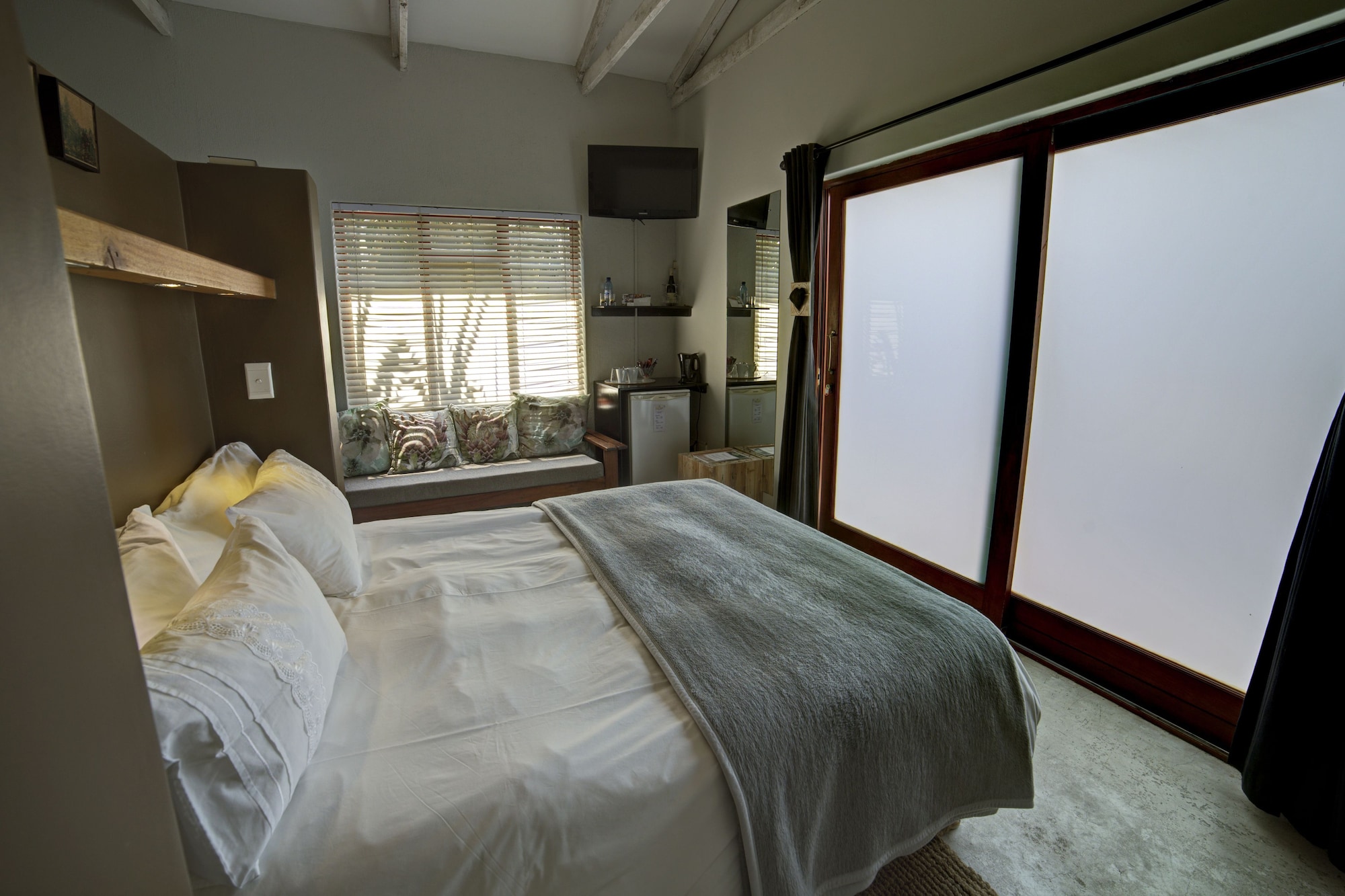 ROOM, DOUBLE BED