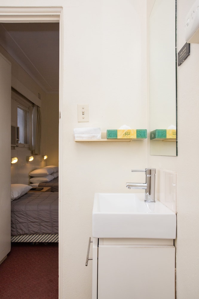 COWRA MOTOR INN 36/65