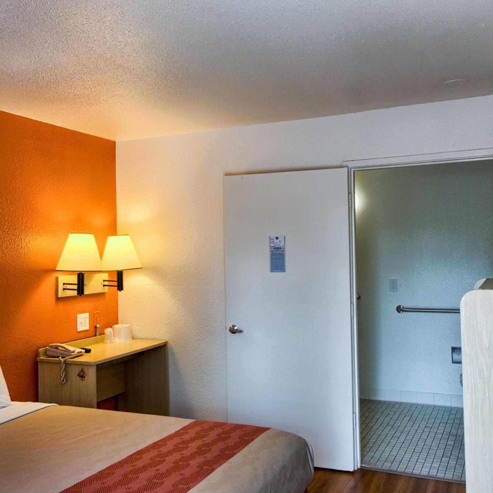 1 Full Bed ADA/RI Shower، Motel6 Everett, WA - North 5/10