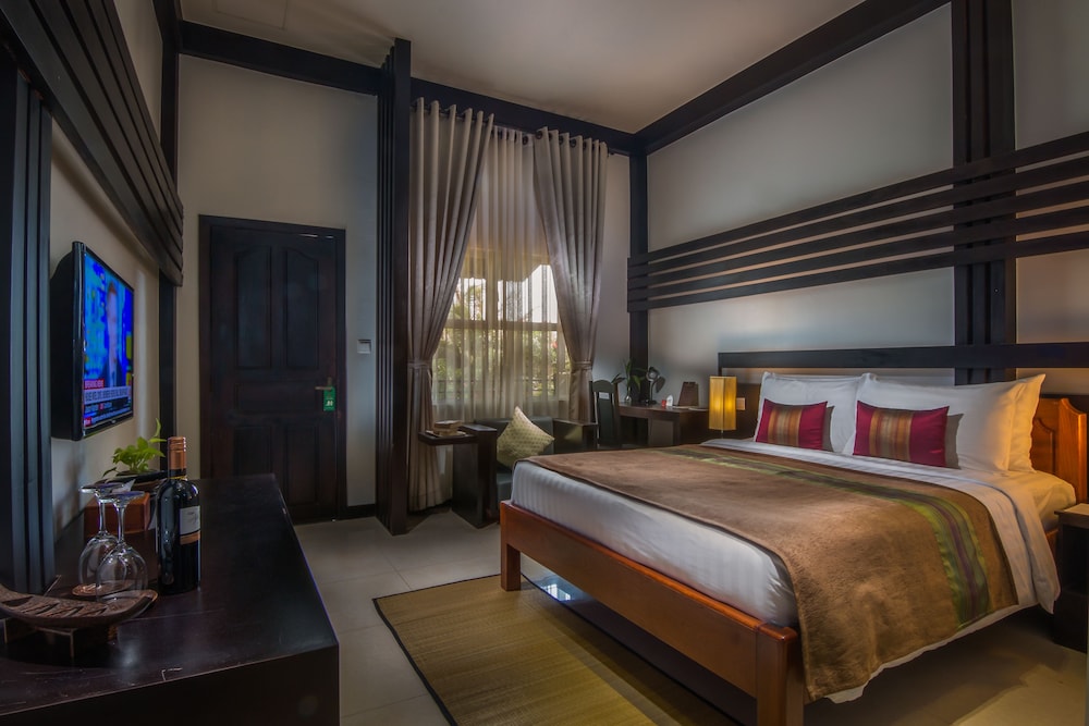 Reveal Courtyard in Reveal Angkor 23/60