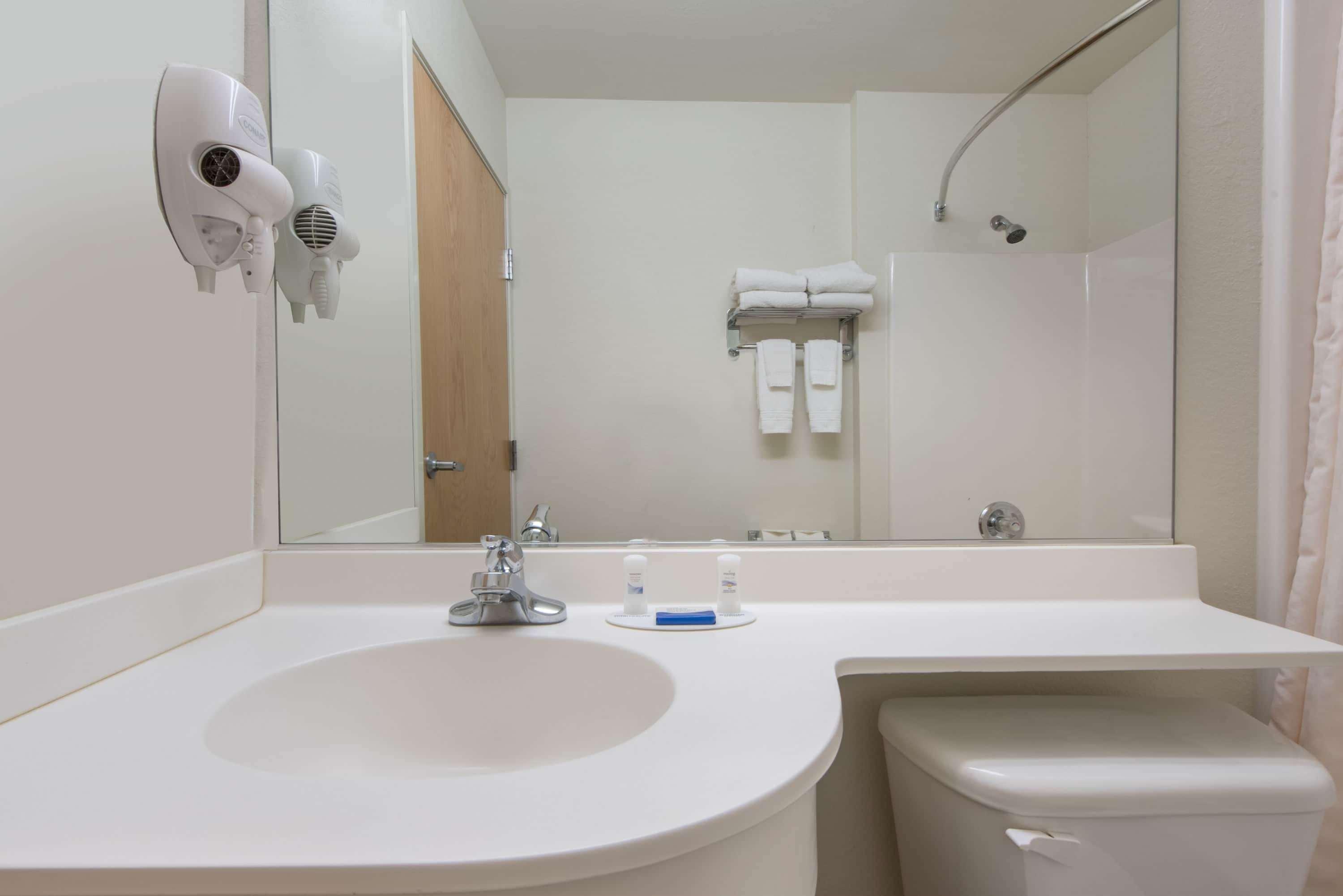 Microtel Inn & Suites by Wyndham Altus 14/16