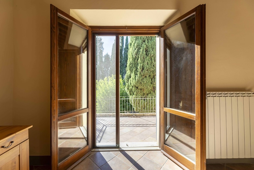 جناح بريميوم بسرير كوين بإطلالة على الحديقة بشرفة مع أريكة، Villa Montarioso 4/4