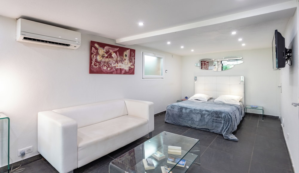 Tower, Economy, Queen Bed