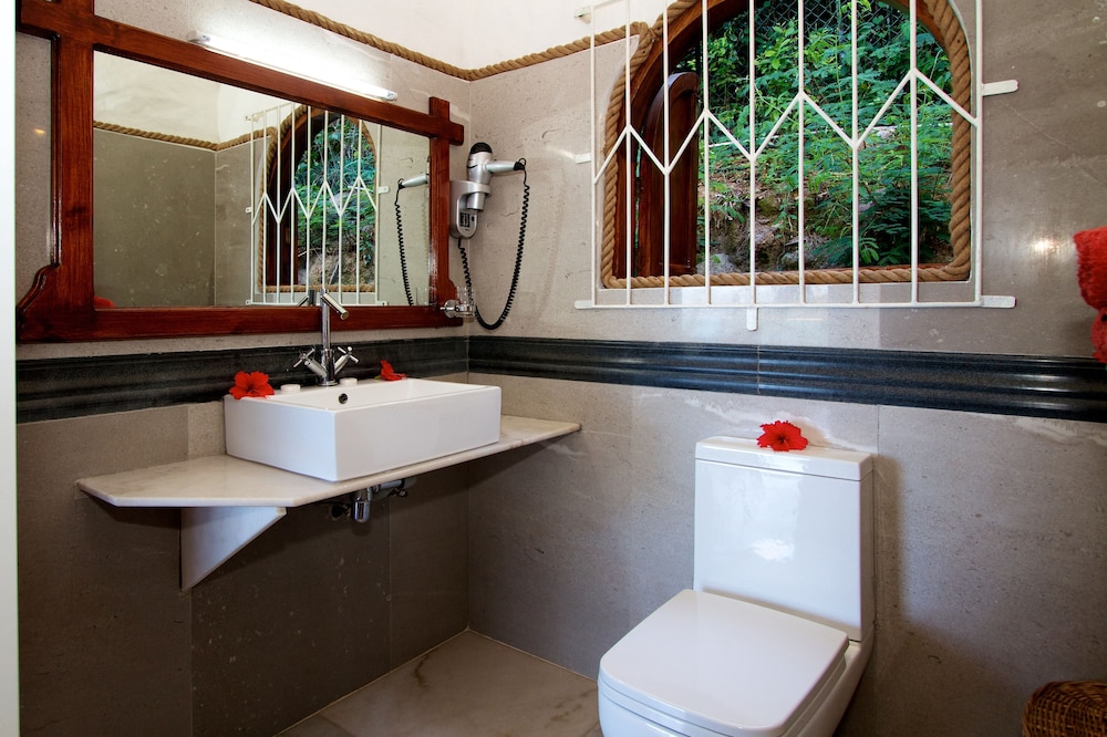 COLIBRI GUEST HOUSE(M) 52/54