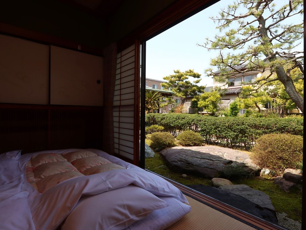 Karasawa Inn 24/63