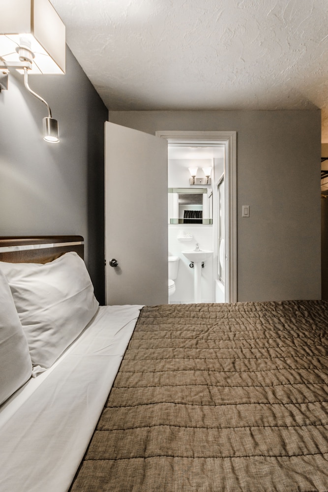 Olux Hotel Motel Suites 7/71