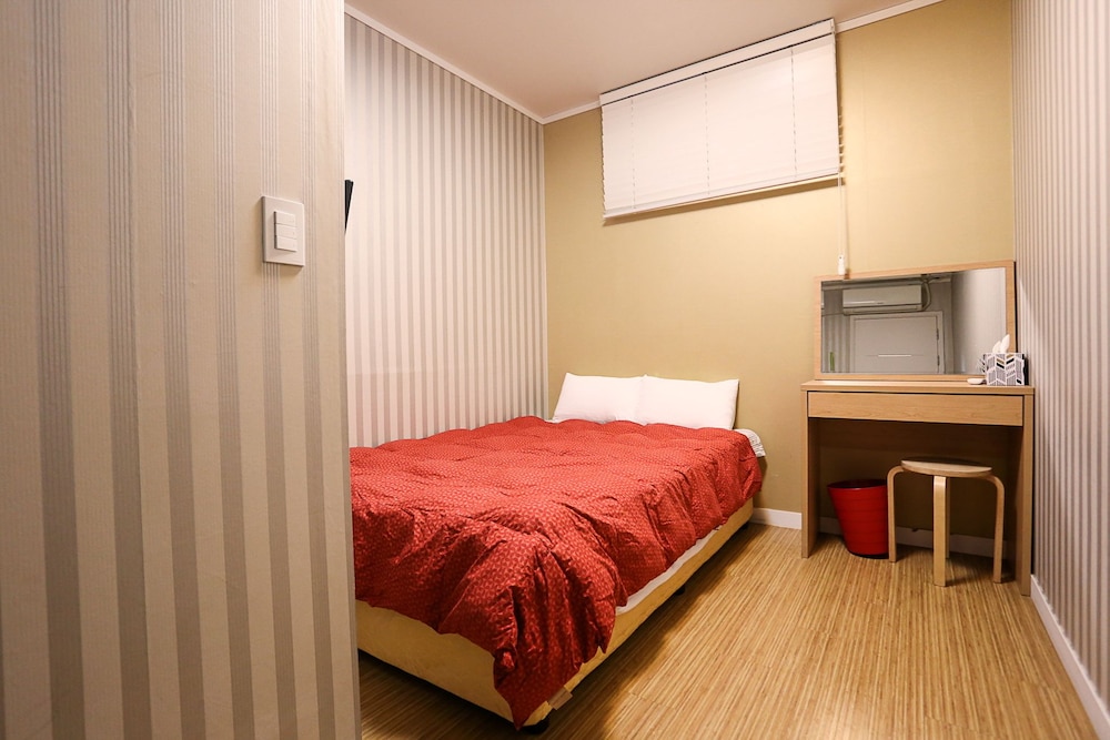 ROOM, DOUBLE BED