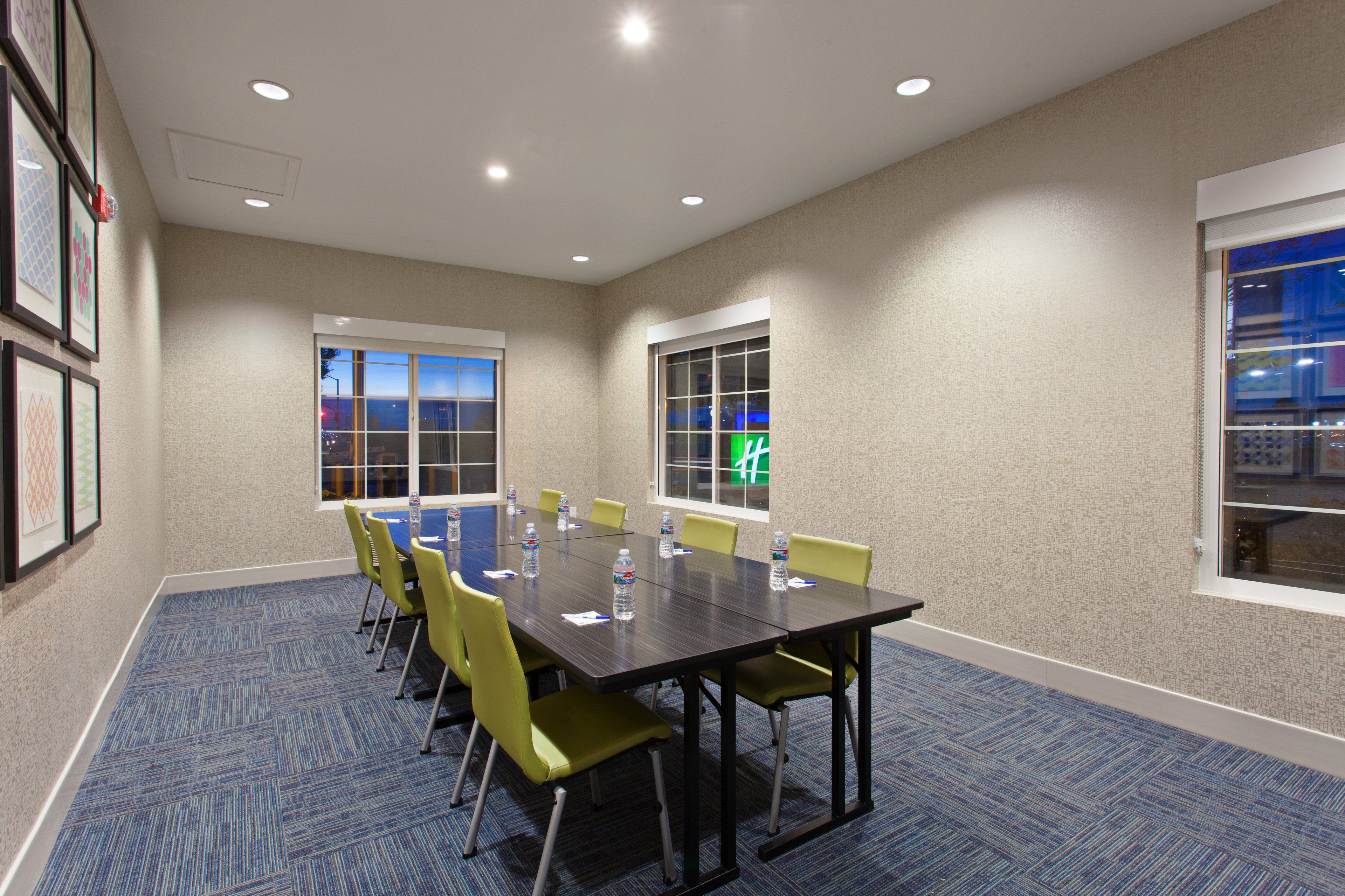 Holiday Inn Express Hotel Suites Oakland Airport 50/55