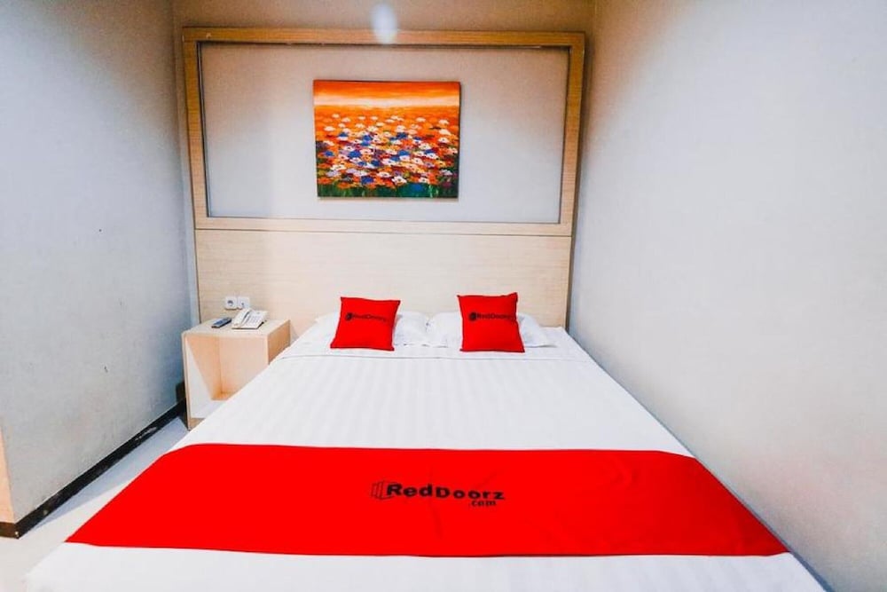 RedDoorz Plus near Sultan Hasanuddin Airport 9/23
