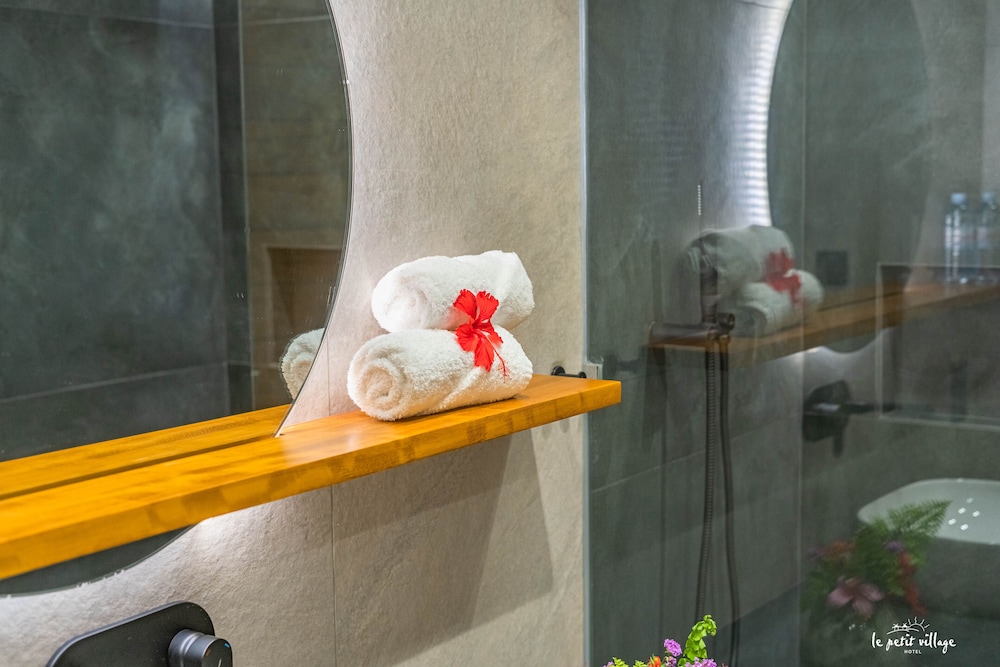 Le Petit Village Hotel 50/50